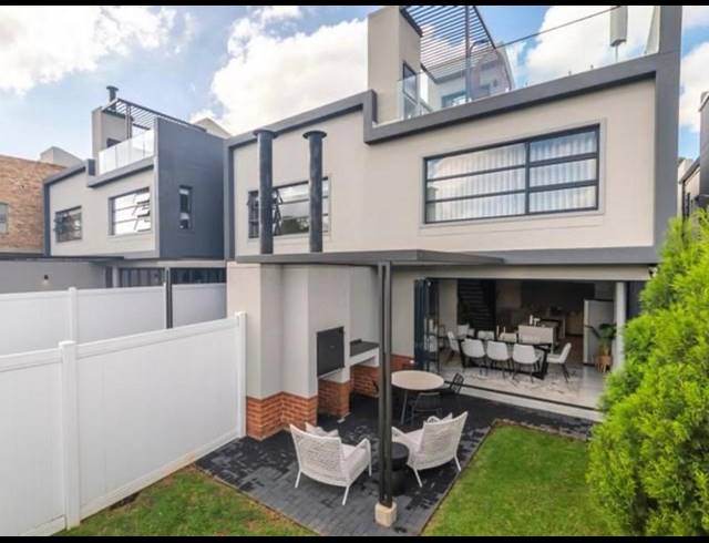4 BEDROOM TOWNHOUSE FOR SALE IN HURLINGHAM